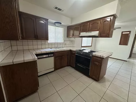 433 E Washington Ave, Tulare, CA 93274 photo 8