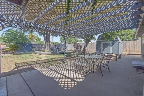 Exterior - 300 Valencia Dr, Exeter, CA 93221 photo 13 of 16