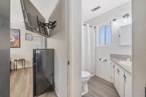 Bath - 300 Valencia Dr, Exeter, CA 93221 photo 5 of 7