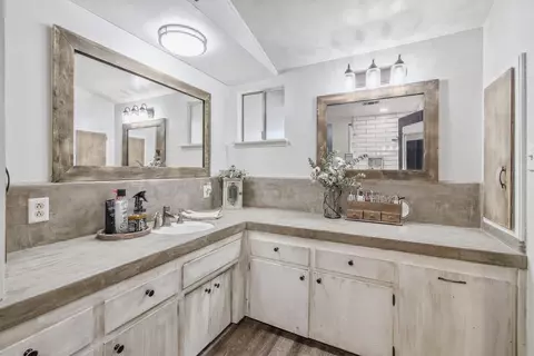 Bath - 300 Valencia Dr, Exeter, CA 93221 photo 2 of 7