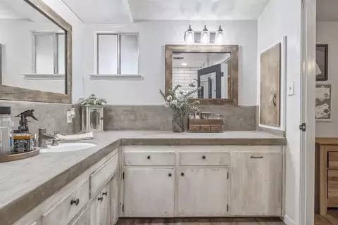 Bath - 300 Valencia Dr, Exeter, CA 93221 photo 3 of 7