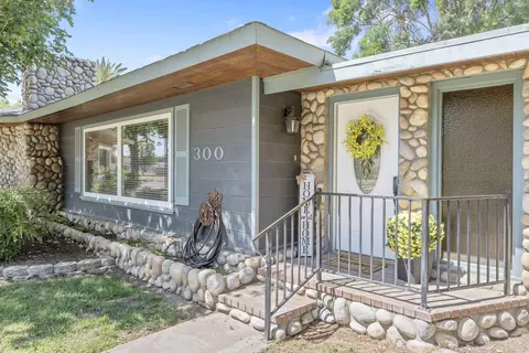 300 Valencia Dr, Exeter, CA 93221