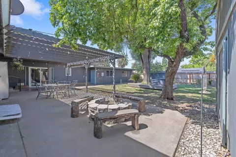 Exterior - 300 Valencia Dr, Exeter, CA 93221 photo 6 of 16