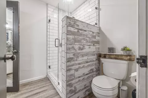 Bath - 300 Valencia Dr, Exeter, CA 93221 photo 4 of 7