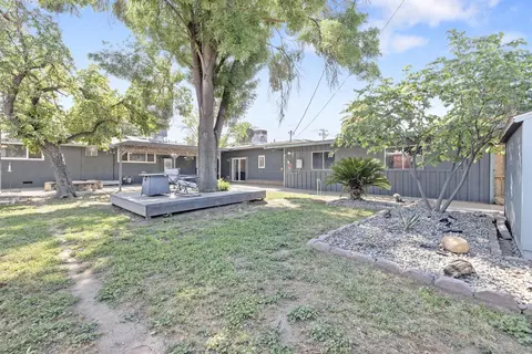 Exterior - 300 Valencia Dr, Exeter, CA 93221 photo 9 of 16