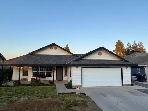 1100 N Greenwood St, Tulare, CA 93274