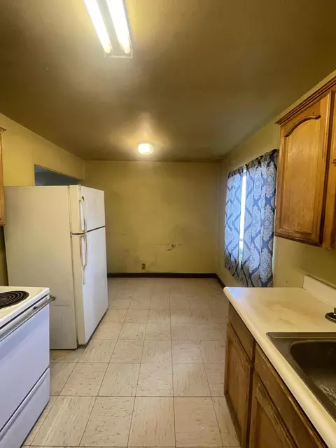 Kitchen - 269 S Evans Rd, Tipton, CA 93272 photo 2 of 2