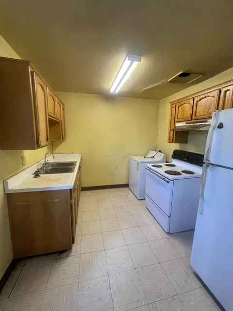 Kitchen - 269 S Evans Rd, Tipton, CA 93272 photo 1 of 2