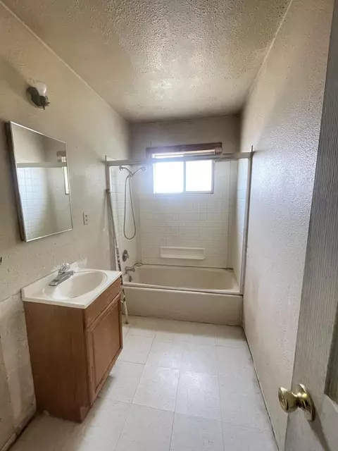 Bath - 269 S Evans Rd, Tipton, CA 93272 photo 1 of 1