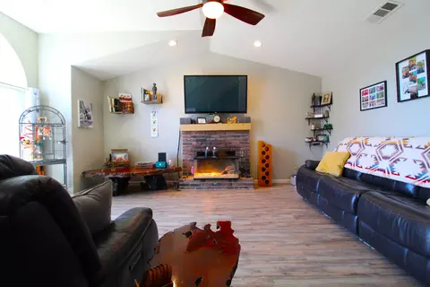 Living - 210 Hampton Ct, Exeter, CA 93221 photo 2 of 4