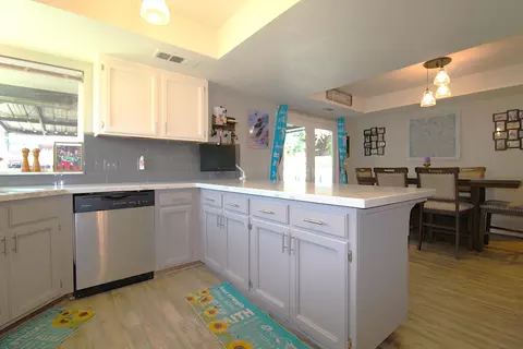 Kitchen - 210 Hampton Ct, Exeter, CA 93221 photo 5 of 6