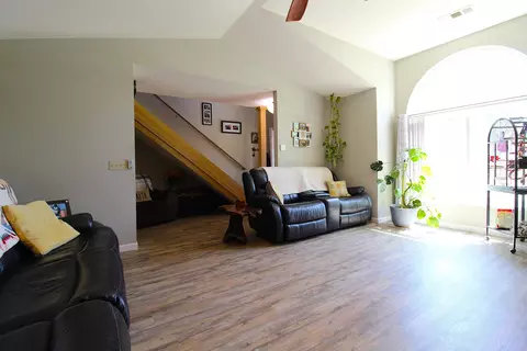 Living - 210 Hampton Ct, Exeter, CA 93221 photo 4 of 4