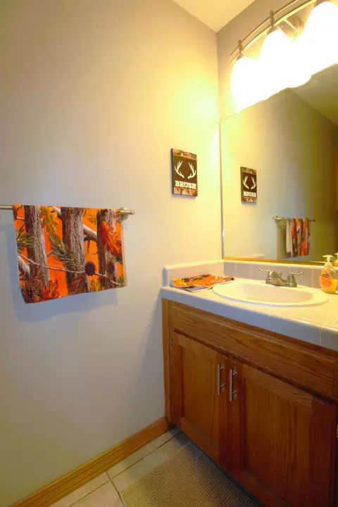Bath - 210 Hampton Ct, Exeter, CA 93221 photo 3 of 5