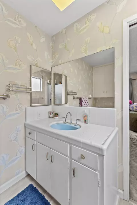 Bath - 707 W Pine St, Exeter, CA 93221 photo 2 of 3