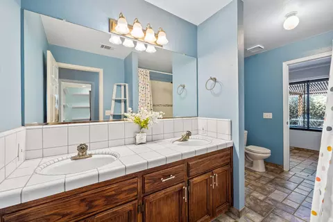 Bath - 1314 Lincoln Ln, Lemoore, CA 93245 photo 4 of 5