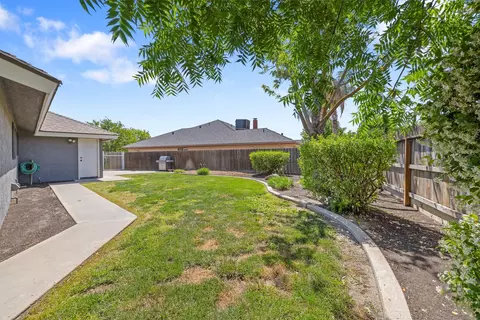 Exterior - 1314 Lincoln Ln, Lemoore, CA 93245 photo 11 of 14