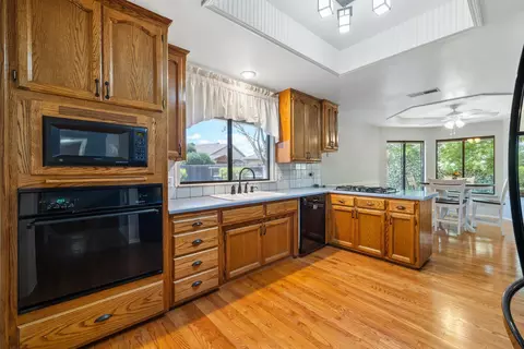 Kitchen - 1314 Lincoln Ln, Lemoore, CA 93245 photo 4 of 5