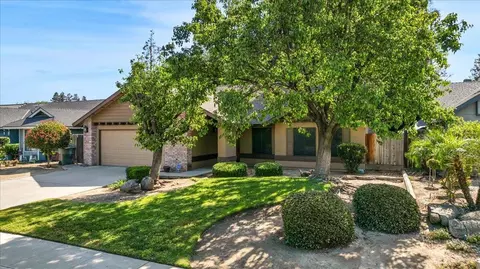 1018 N Chinowth St, Visalia, CA 93291