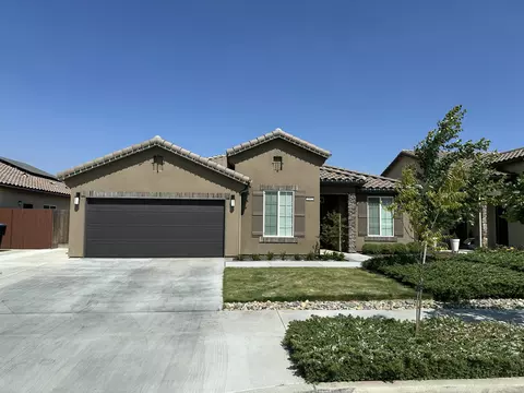 1002 S Crumal St, Visalia, CA 93292