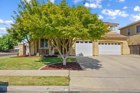 993 Pinewood Ave, Sanger, CA 93657