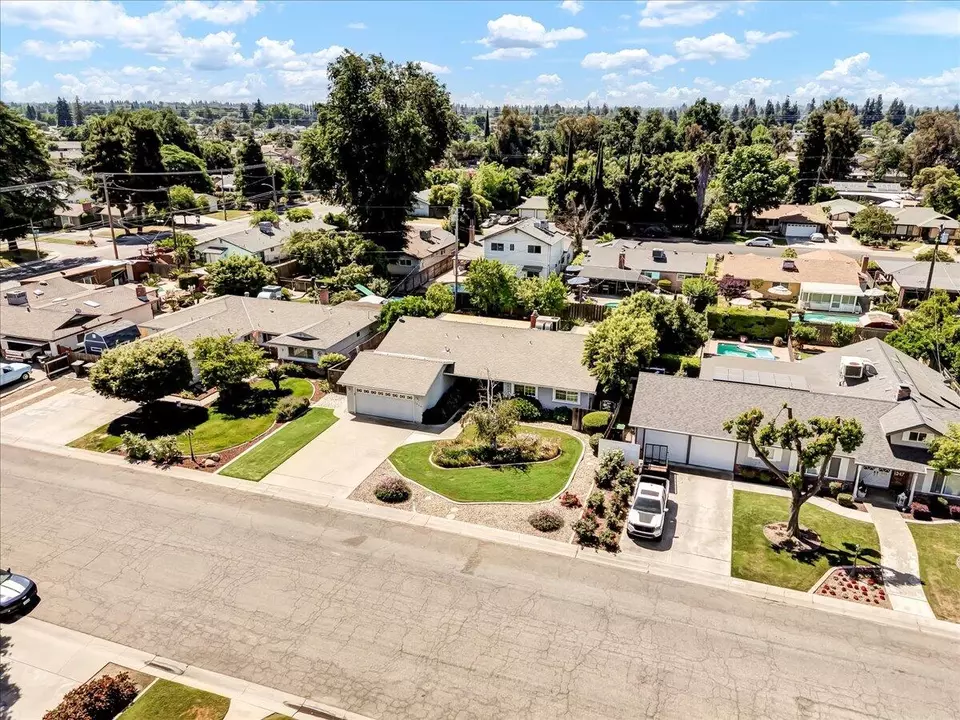View/Area - 1335 W Howard Ave, Visalia, CA 93277 photo 4 of 11