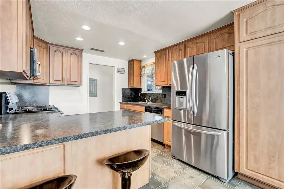 Kitchen - 1335 W Howard Ave, Visalia, CA 93277 photo 4 of 5