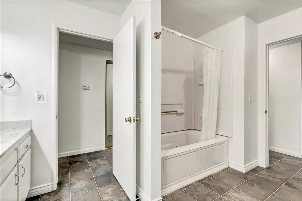 Bath - 1335 W Howard Ave, Visalia, CA 93277 photo 3 of 4