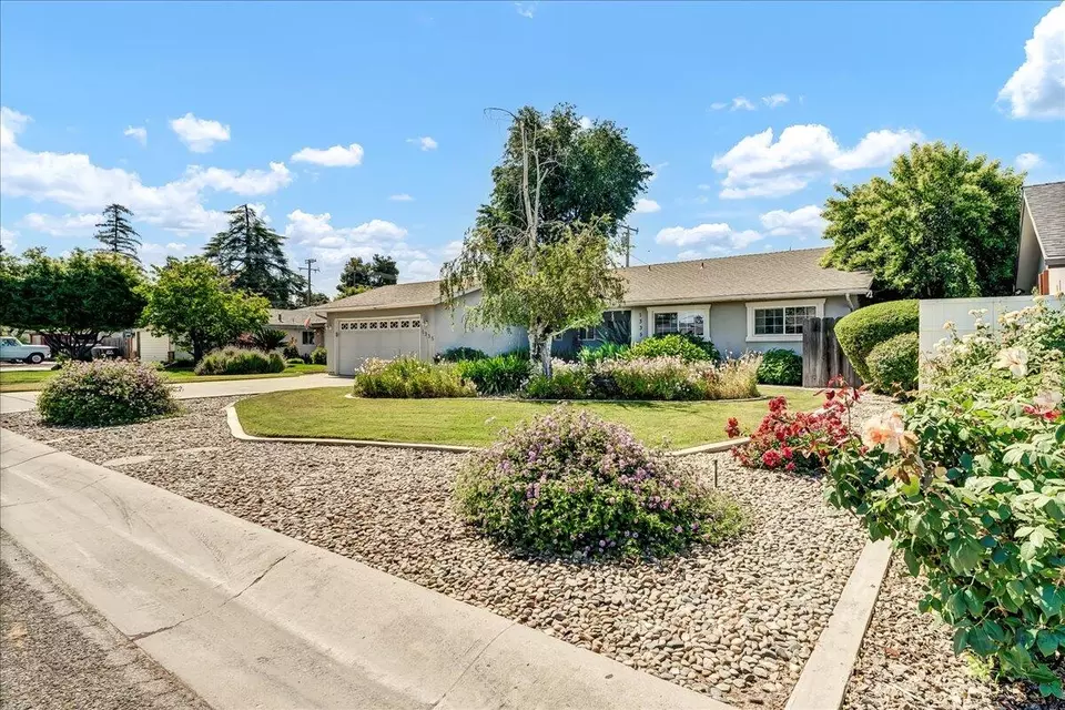 Exterior - 1335 W Howard Ave, Visalia, CA 93277 photo 4 of 7