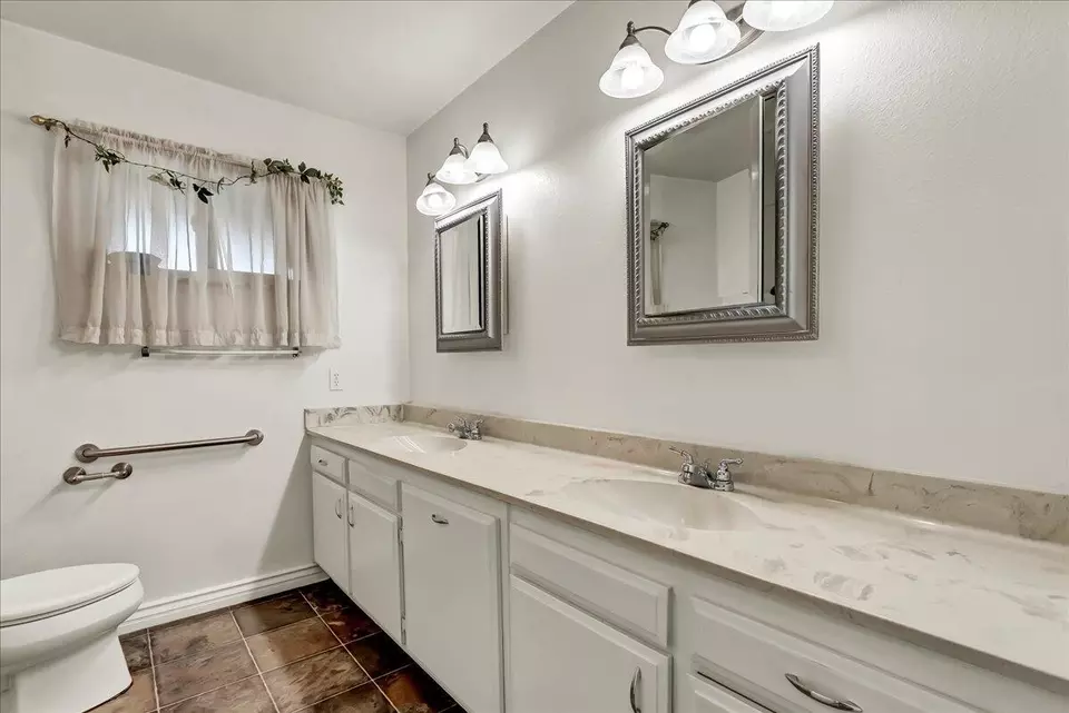 Bath - 1335 W Howard Ave, Visalia, CA 93277 photo 2 of 4
