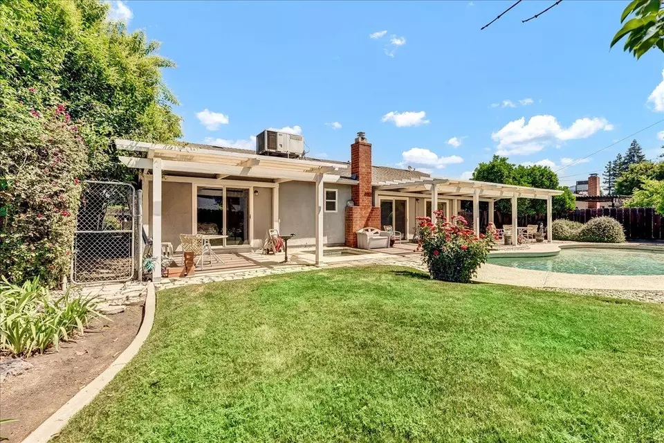 Exterior - 1335 W Howard Ave, Visalia, CA 93277 photo 6 of 7