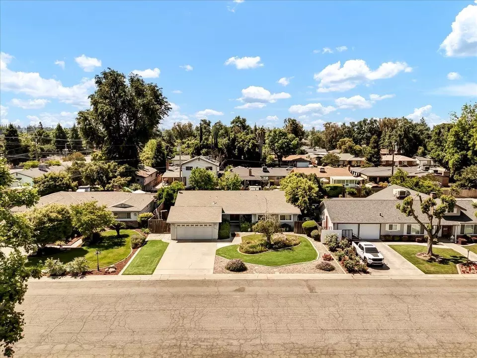 View/Area - 1335 W Howard Ave, Visalia, CA 93277 photo 3 of 11