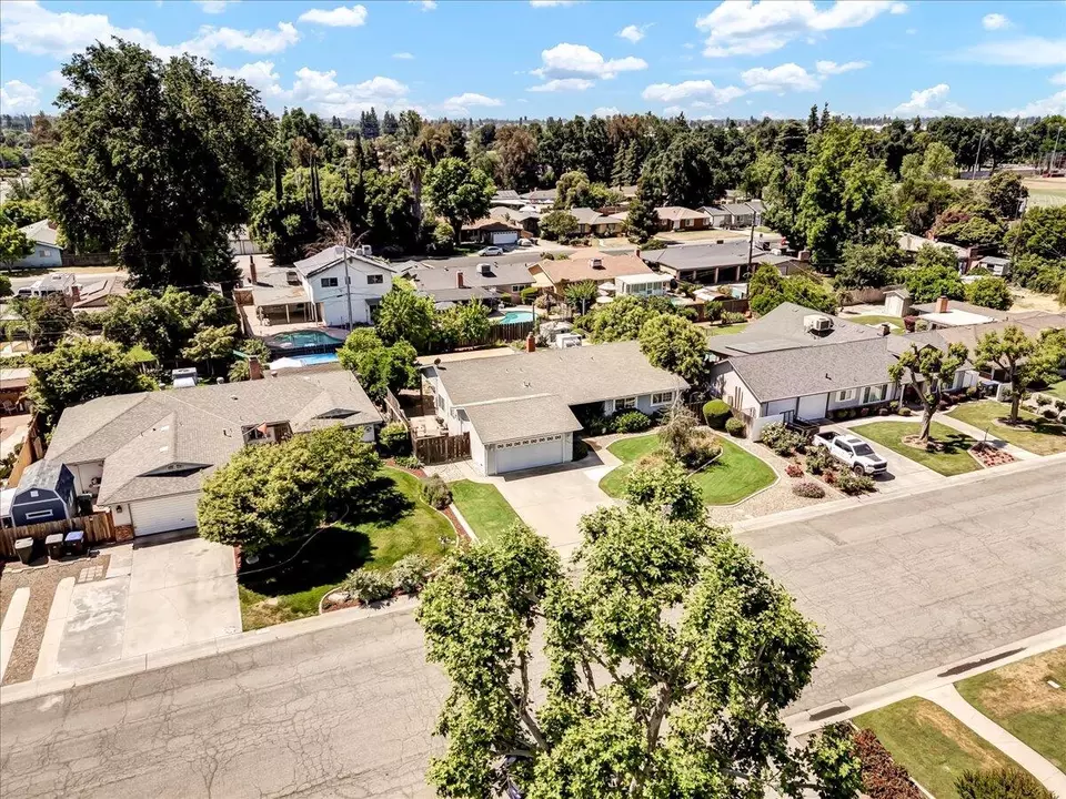 View/Area - 1335 W Howard Ave, Visalia, CA 93277 photo 2 of 11