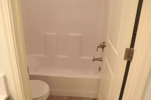 Bath - 1884 Clover Dr, Dinuba, CA 93618 photo 3 of 11