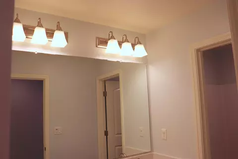 Bath - 1884 Clover Dr, Dinuba, CA 93618 photo 2 of 11