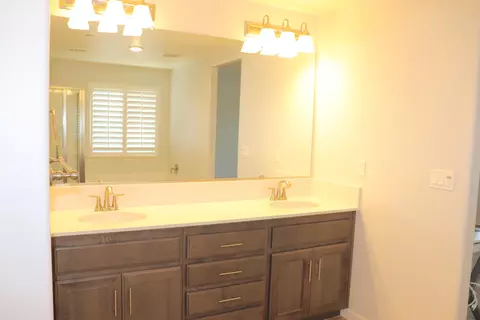 Bath - 1884 Clover Dr, Dinuba, CA 93618 photo 9 of 11