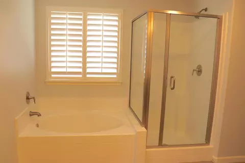 Bath - 1884 Clover Dr, Dinuba, CA 93618 photo 11 of 11