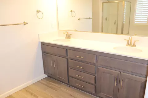 Bath - 1884 Clover Dr, Dinuba, CA 93618 photo 7 of 11
