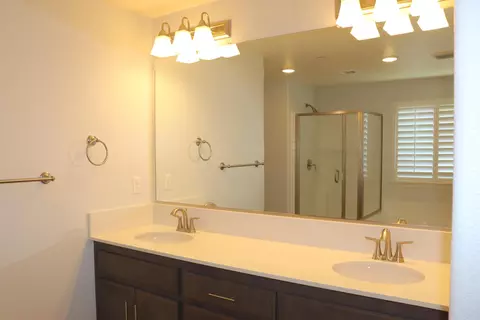 Bath - 1884 Clover Dr, Dinuba, CA 93618 photo 6 of 11
