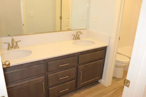 Bath - 1884 Clover Dr, Dinuba, CA 93618 photo 1 of 11