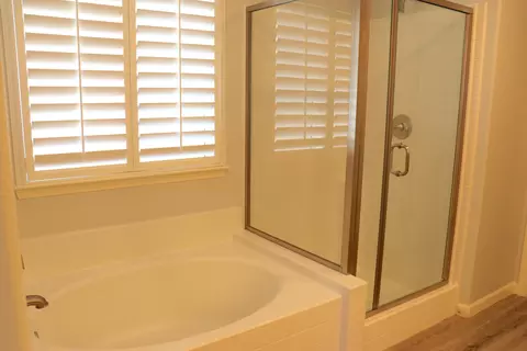 Bath - 1884 Clover Dr, Dinuba, CA 93618 photo 5 of 11