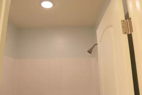 Bath - 1884 Clover Dr, Dinuba, CA 93618 photo 4 of 11
