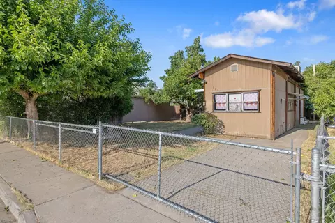 326 N Linnell Ave, Farmersville, CA 93223