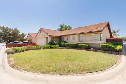 555 White Oak Ave, Porterville, CA 93257