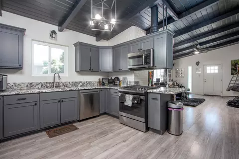 600 W Iris Ave, Visalia, CA 93277