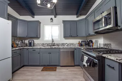 600 W Iris Ave, Visalia, CA 93277 photo 2