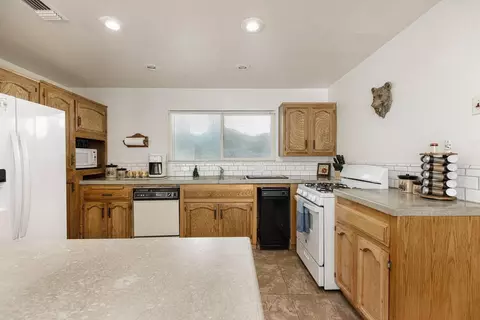 Kitchen - 56981 Sequoia Dr, Springville, CA 93265 photo 1 of 3