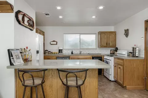 Kitchen - 56981 Sequoia Dr, Springville, CA 93265 photo 2 of 3
