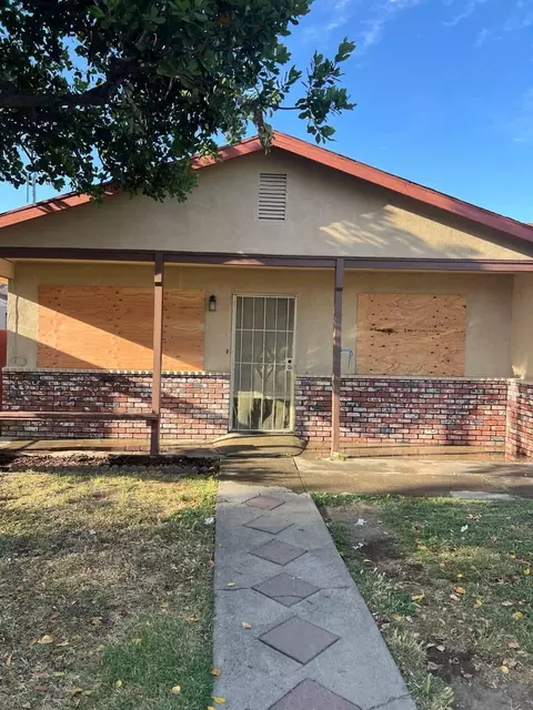 1311 W 1st St, Merced, CA 95341