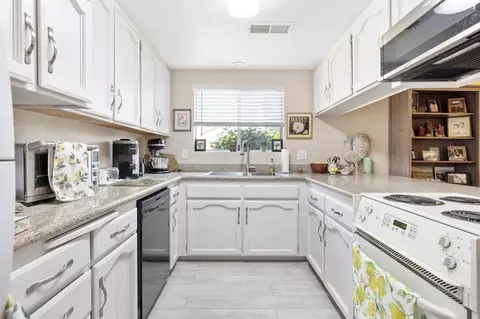 Kitchen - 1968 E Harold Ave, Visalia, CA 93292 photo 1 of 2