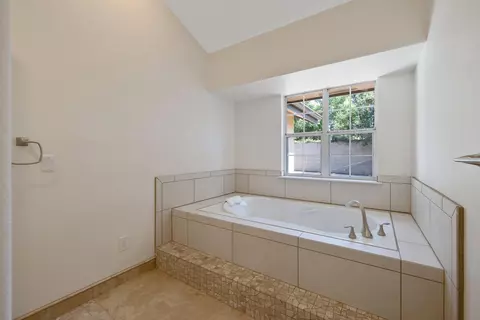 Bath - 339 E Oak View Ave, Visalia, CA 93277 photo 5 of 9